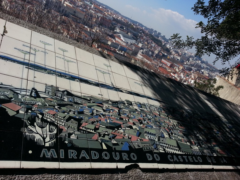 Lisboa vista do Mirante do Castelo São Jorge, azulejos do miradouro com casas desenhadas igual a vista do mirante Visitando Lisboa com pouca grana