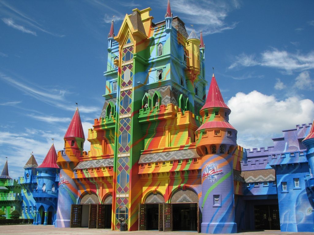 Colorido castelo que fica no Beto Carrero World O que fazer em Balneário Camboriú