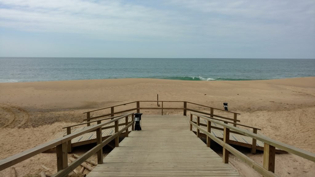 Descida da praia do Estaleiro, em Balneário Camboriú Praia em balneário