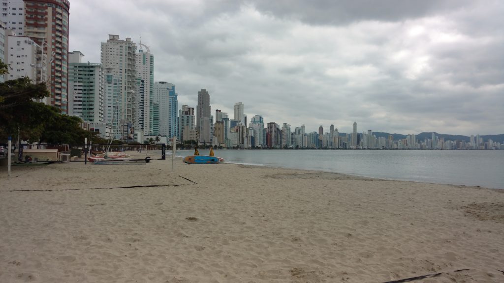 Orla de balneário Camboriú com prédios ao redor Praia em Balneário