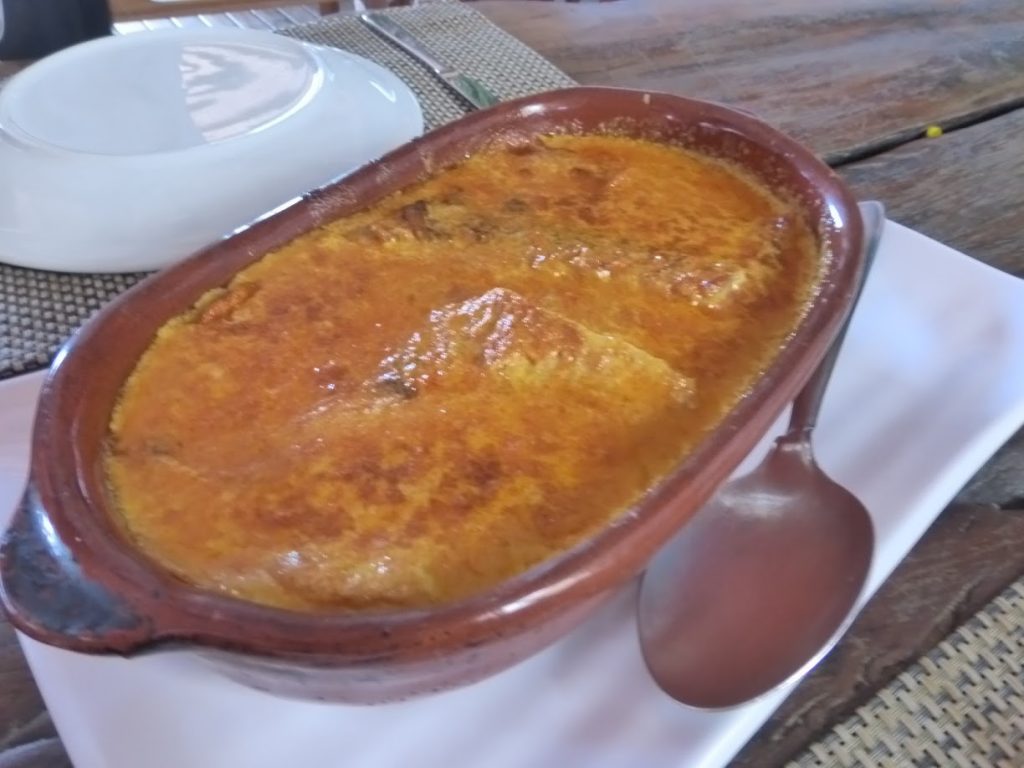 A trancha à húngara, filé de abadejo ao molho de creme de leite e páprica, com lâminas de batata, e arroz branco Badauê