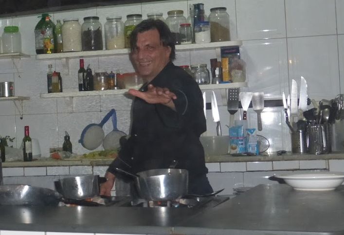 O chef na sua cozinha: ele é simpático e vive no Brasil há vários anos Restaurante Mergellina