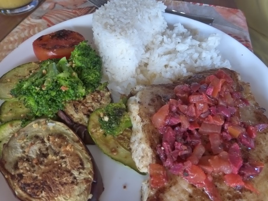 O "PF" da minha esposa: legumes cozidos, peixe na chapa com molho, arroz e feijão Prato feito em Maresias