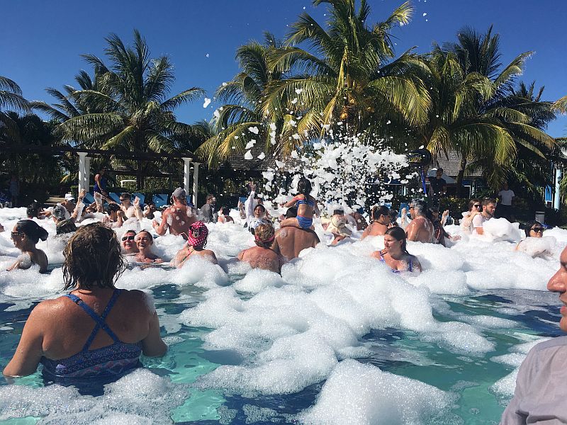 piscina com espuma e pessoas aproveitando Starfish Cayo Santa Maria