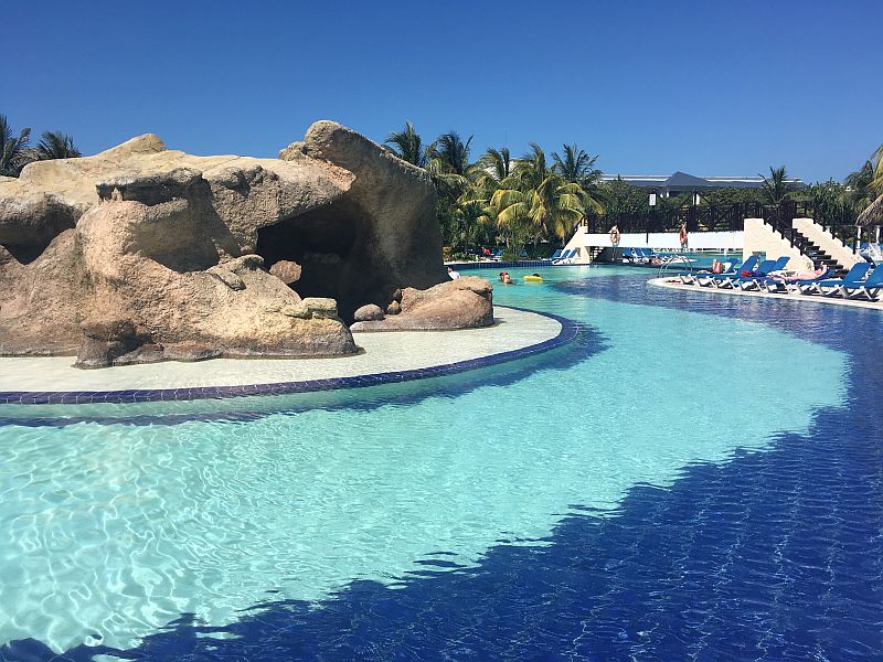 Outro ângulo da piscina com uma pedra ao meio Starfish Cayo Santa Maria