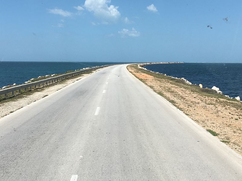 Estrada com mar a volta Cayo Santa María