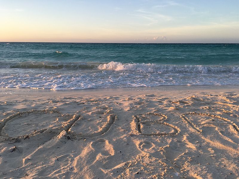A praia em Cayo Santa María com "cuba" escrito na areia Cayo Santa María