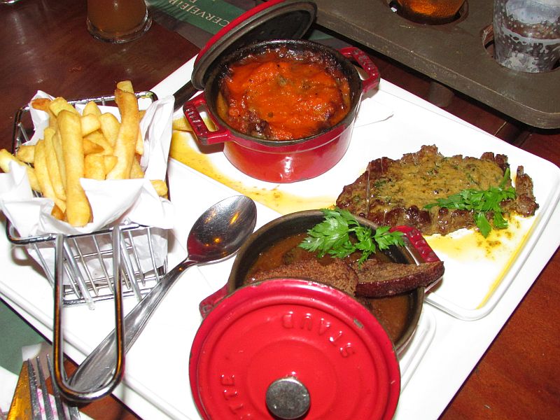 comidas diversas dentro de pratos sobre mesa brewpub francês