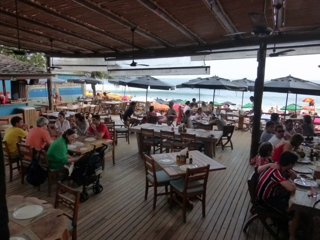 espaço do restaurante pé na areia com mesas e cadeiras Onde comer em Maresias