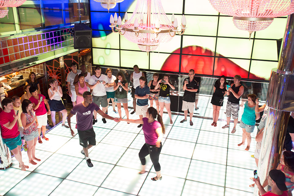 Costa Favolosa faz escala em Buenos Aires Costa Favolosa faz escala em Buenos Aires - aula de dança