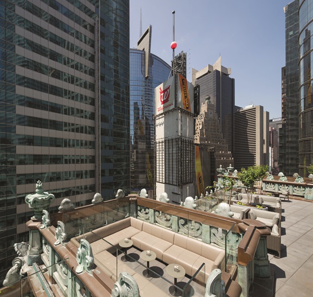 Rooftop decorado com mesas redondas, poltronas e sofás de couro. Possui uma vista muito agradável Bares em Nova York