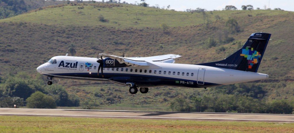 ATR-72 da empresa aérea azul realiza procedimento de pouso voo entre Lages e Campinas