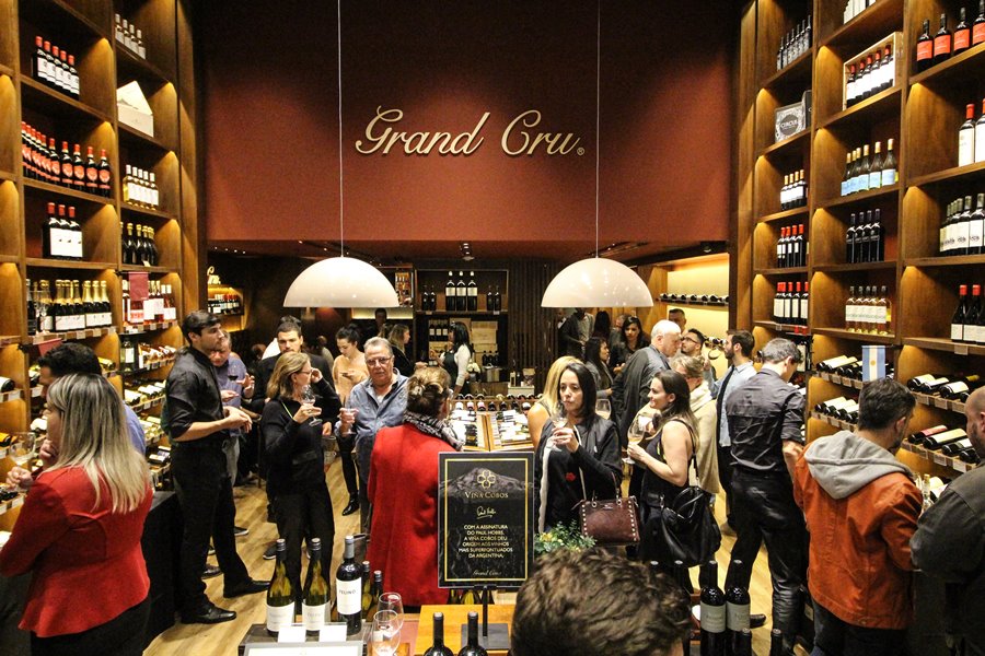 Pessoas em inauguraçao de loja Grand Cru abre loja no Shopping Anália Franco (SP). A inauguração recebeu convidados especiais e apreciadores de vinhos