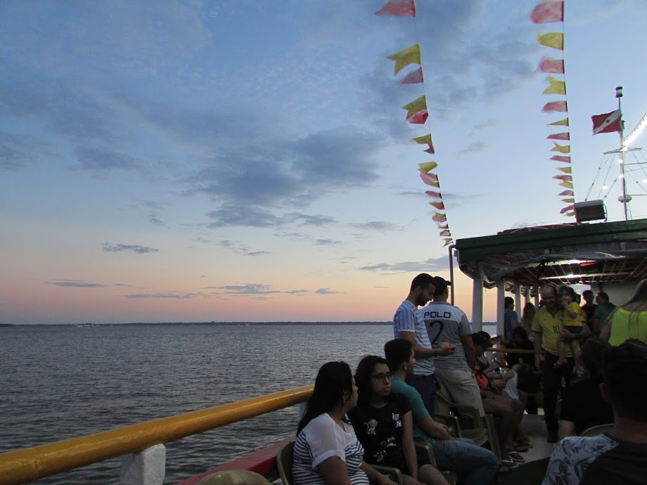 Pessoas durante passeio de barco O que fazer em Belém do Pará