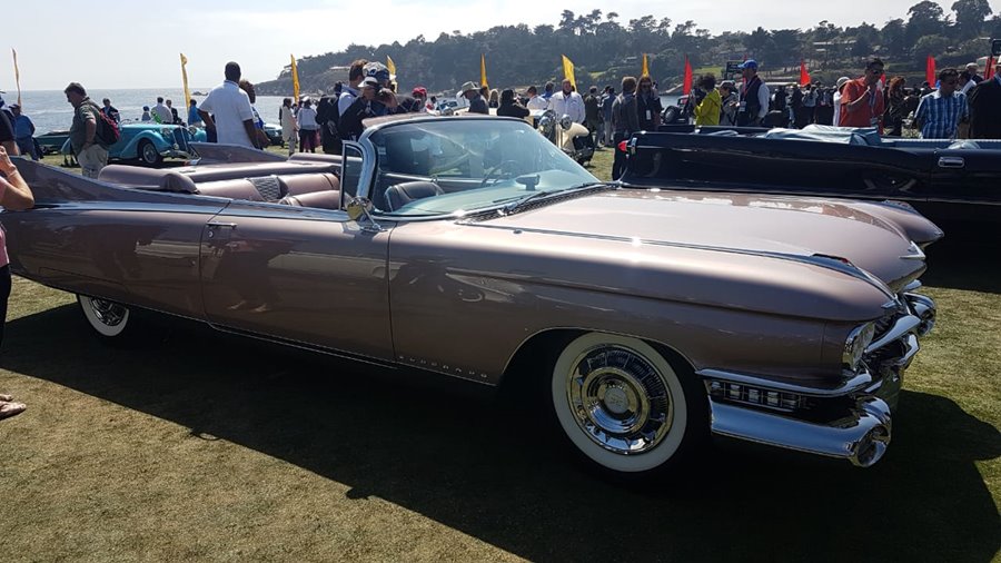 Carro antigo em exposição Foz