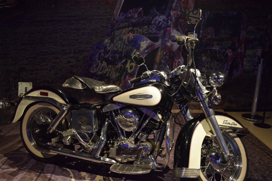 Moto branca HD em exposição Foz atrativos