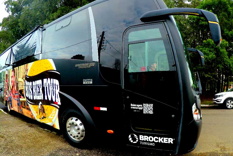 Ônibus preto com identificação na lateral Tour de cerveja em ônibus privado