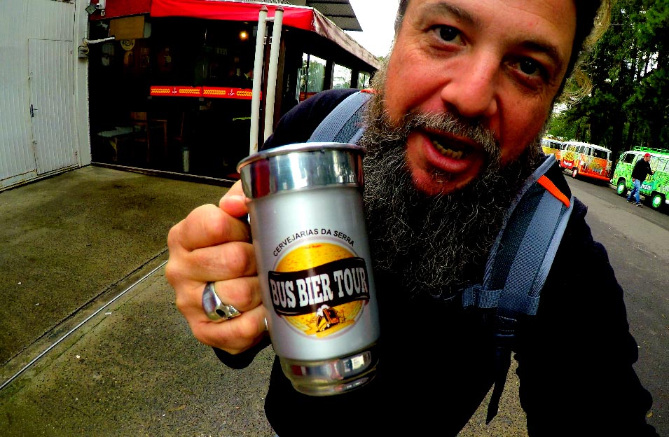 Homem com caneca de chopp nas mãos Tour de cerveja em ônibus privado