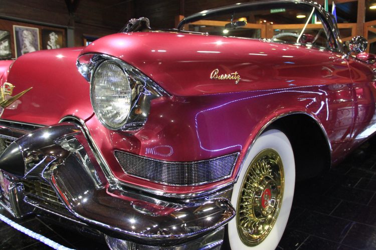 Parte frontal de um Cadillac vermelho Carros antigos em Gramado