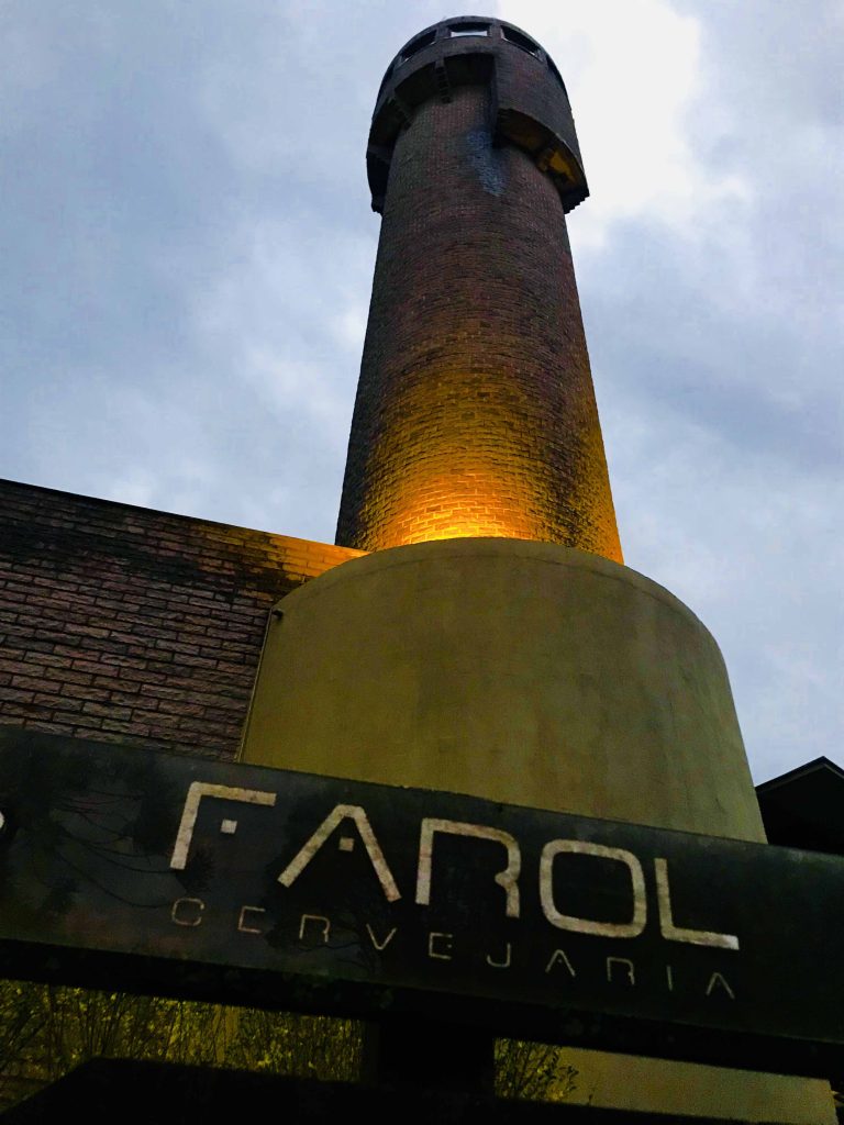 Torre iluminada com céu ao fundo