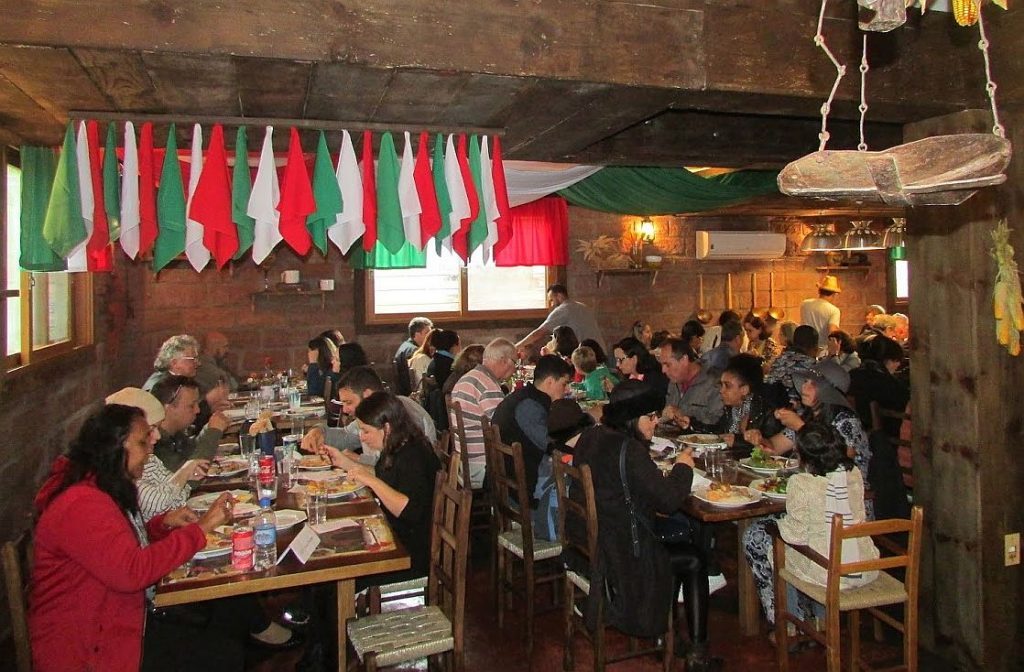 Pessoas comendo em restaurante italiano Onde comer em Gramado