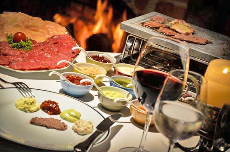 Comida farta sobre uma mesa Onde comer em Gramado
