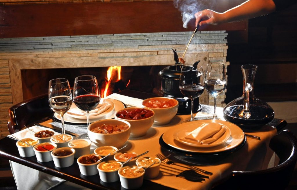 sequencia de fondue sobre mesa Onde comer em Gramado