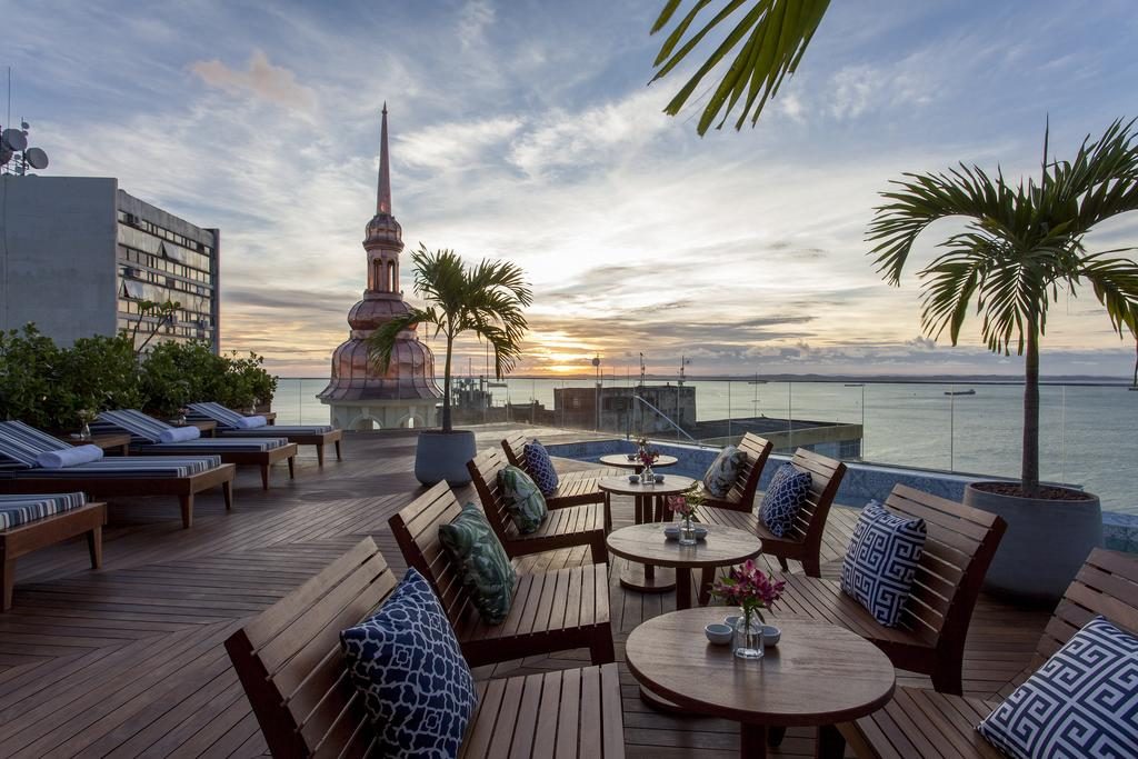 Terraço do hotel em salvador com cadeiras de sol e espreguiçadeiras Hotéis e resorts para Natal e Réveillon