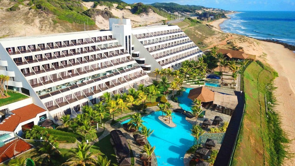 Resort Wish Natal de frente para o mar, com piscina, coqueiros e gramado Hotéis e resorts para Natal e Réveillon