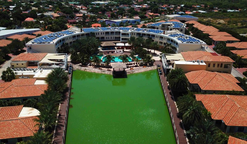 Vista do resort com área verde e apartamentos em volta Onde ficar em Curaçao