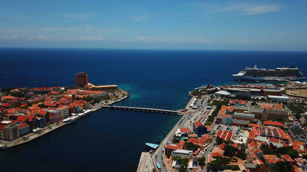 Vista aérea de Punda e Otrobanda com mar azul ao fundo Onde ficar em Curaçao