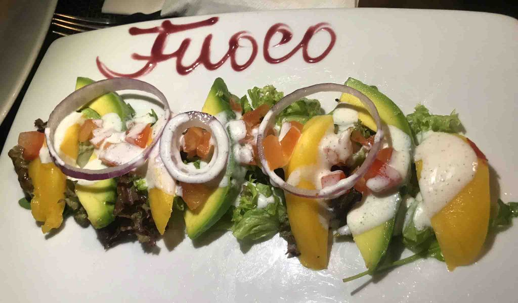 Entrada do menu do restaurante em curação com abacate, manga e salada Onde comer em Curaçao - Restaurante Fuoco