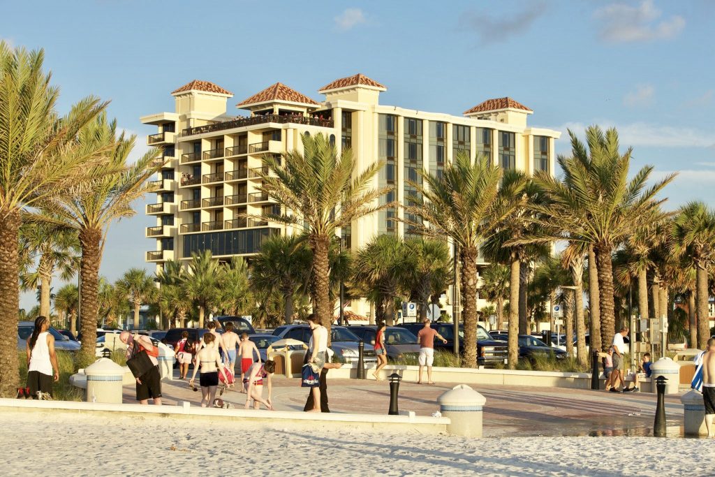 Vista do hotel com muitas pessoas tranzitando Hotéis em St. Pete & Clearwater; veja onde ficar