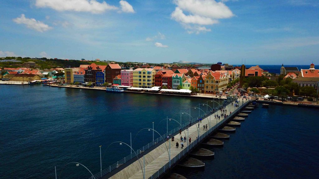 Mar azul escuro e a ponte que é um cartão postal da cidade Onde ficar em Curaçao