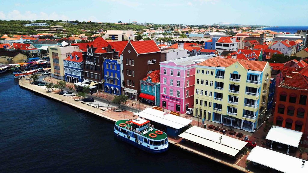 Prédios coloridos de frente para o mar O que fazer em Curaçao