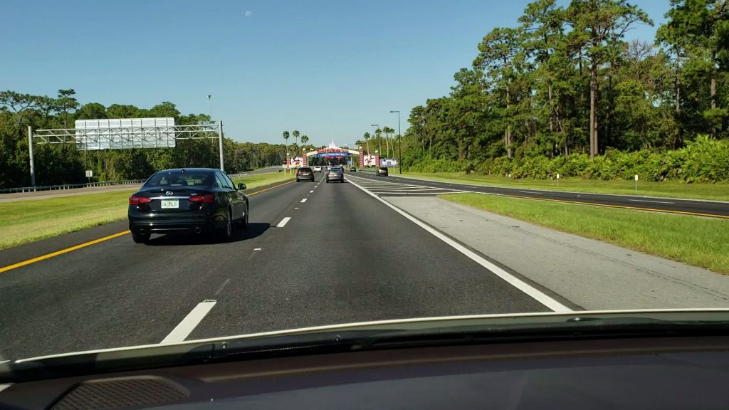 Conheça a Flórida em uma road trip - Carro na estrada Conheça a Flórida em uma road trip - Carro na estrada