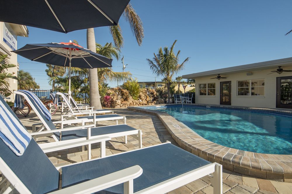 Foto da piscina do hotel com cadeiras para tomar sol Hotéis em St. Pete & Clearwater; veja onde ficar
