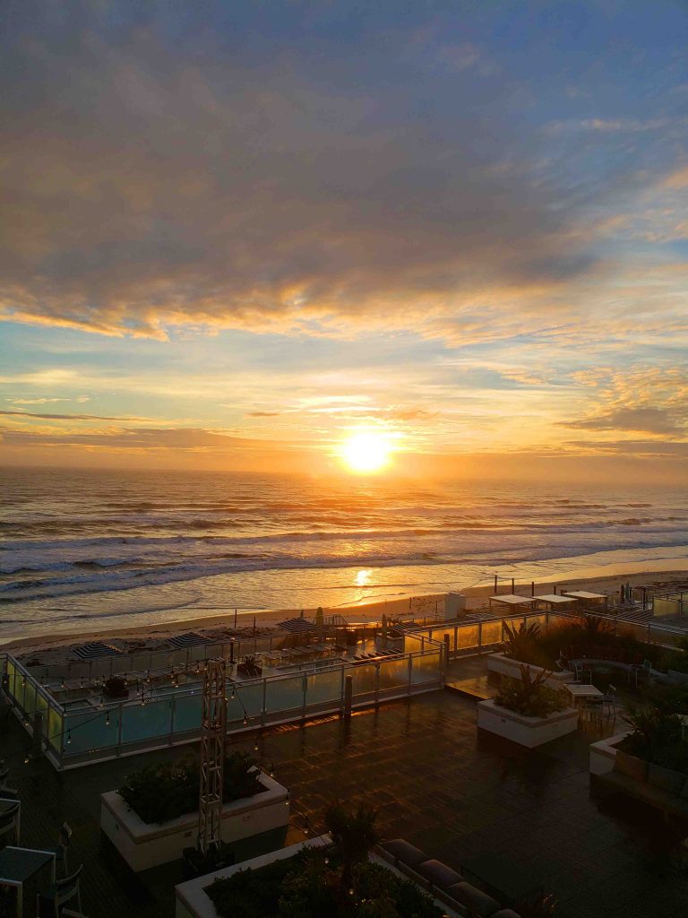 Se busca algo mais próximo da praia com uma vista incrível do por do sol, a dica é conhecer o Off The Hook. O restaurante fica no Inlet Harbour bem colado no foral. Tem ambiente fechado e ao r livre e oferece ostras especiais. Ou seja, se é fã vai adorar o lugar. No sul de DaytonA Beach e eleito um dos 10 melhores restaurantes/bar da cidade, o Racing’s North Turn rouba a cena. Localizado bem ao lado do Daytona International Speedway, o restaurante oferece decoração autentica e reverencia o automobilismo em tudo por lá.