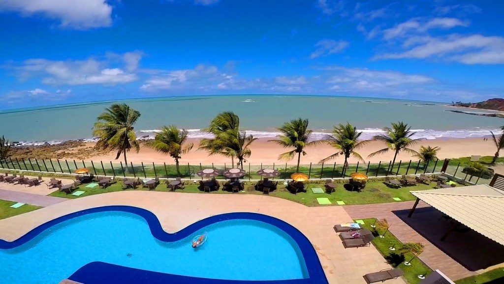 A piscina azul do hotel de frente para a praia de águas claras