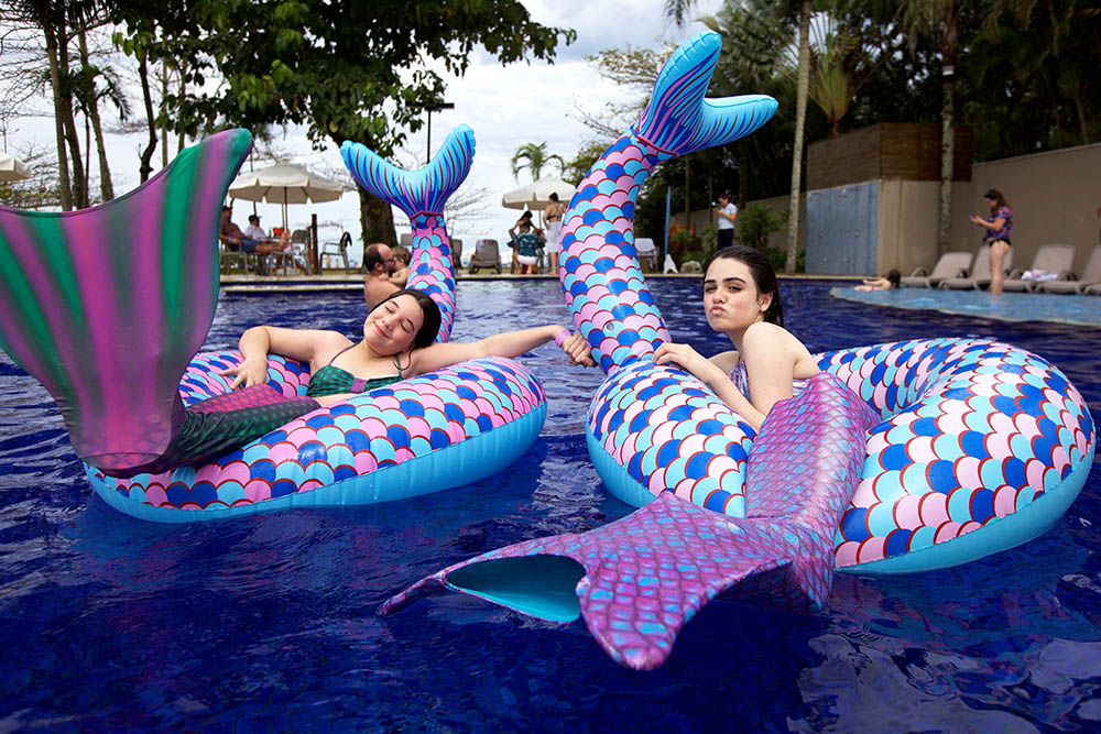 meninas brincando na piscina com boias coloridas Hotéis e resorts para curtir o Carnaval