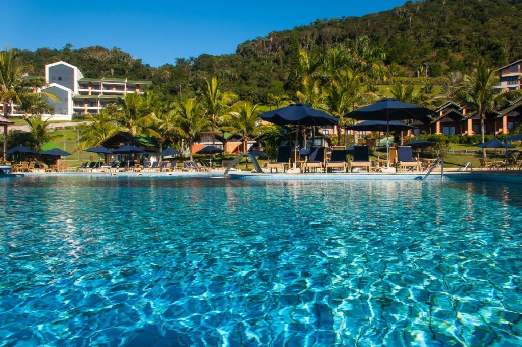 Piscina azul do resort em Balneário Camboriú Hotéis para curtir o Carnaval