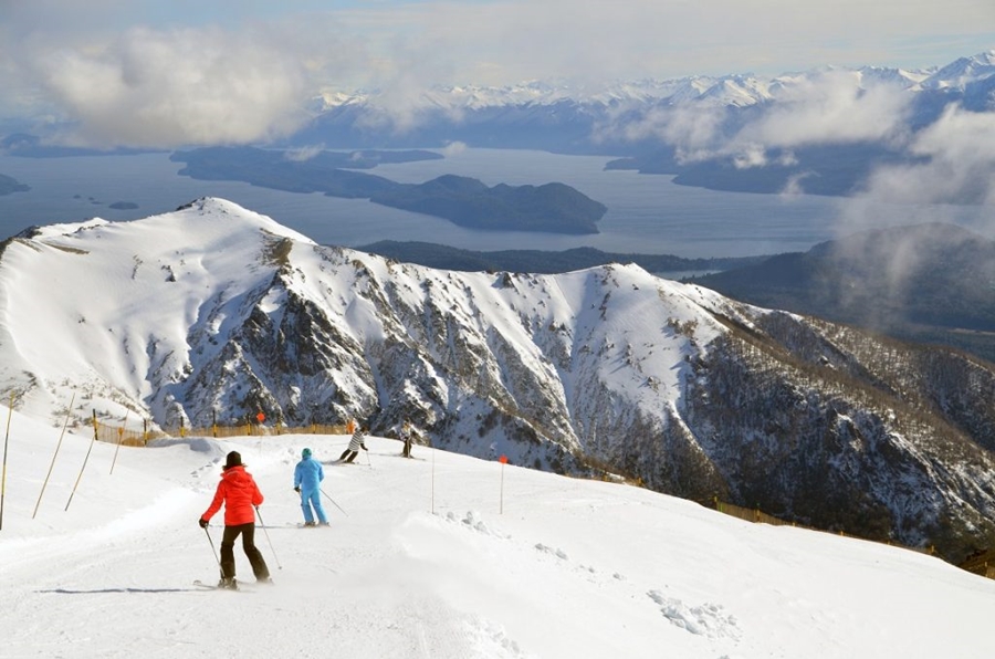 Turistas praticam esqui em Bariloche neve na América do Sul