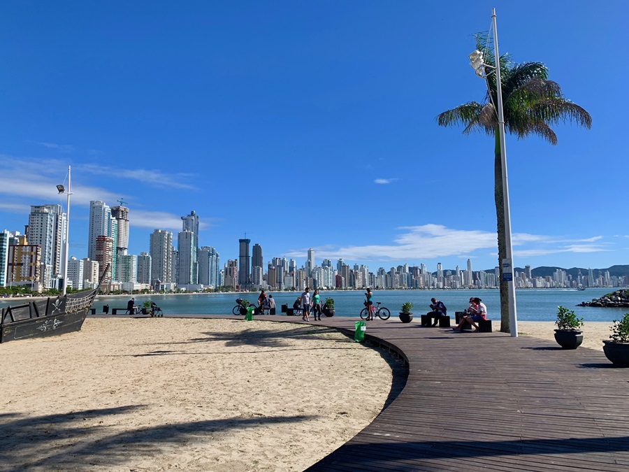 Passeie pela orla até a Barra Sul, ótimo lugar para fazer fotos com as crianças O que fazer em Balneário Camboriú