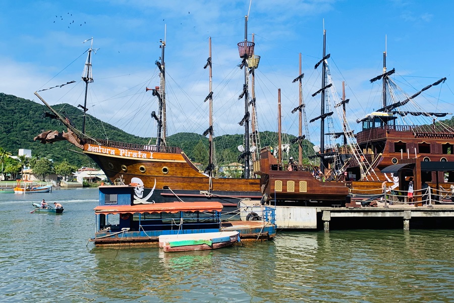 O barco pirata é um passeio para a família toda O que fazer em Balneário Camboriú