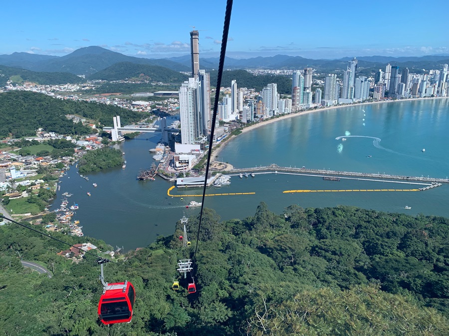 Vista de Balneário na subida de bondinho para o Parque Unipraias O que fazer em Balneário Camboriú
