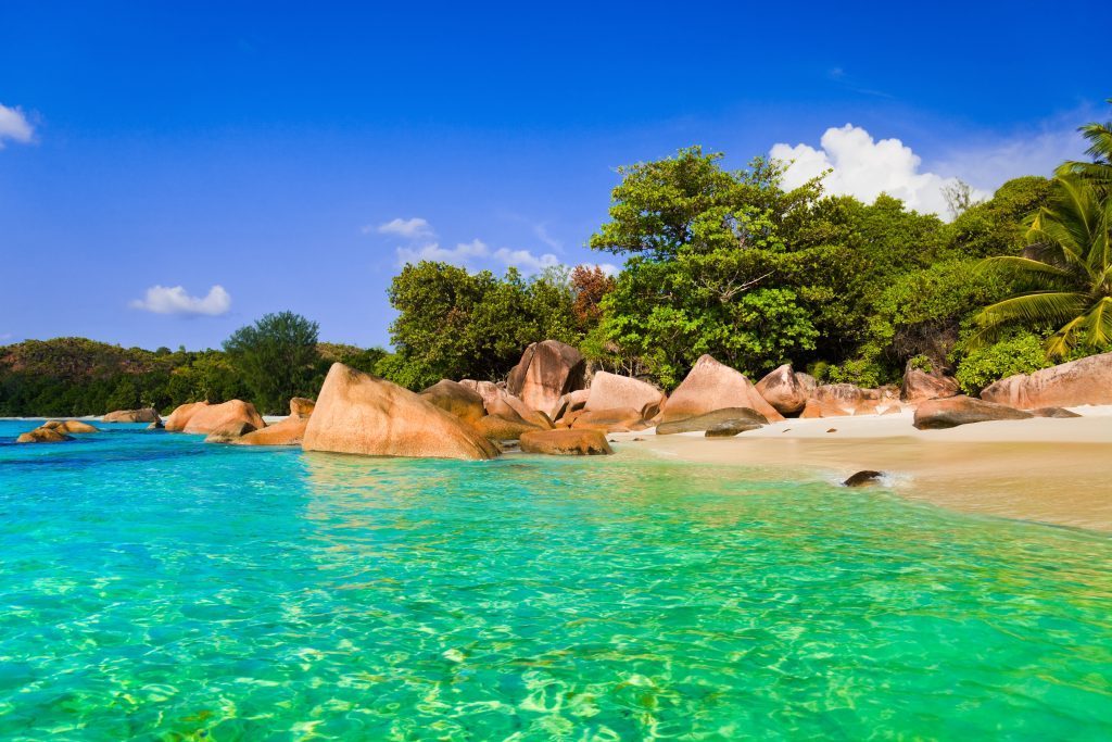 Praia com água cristalina verde e areia branca Férias: destinos internacionais