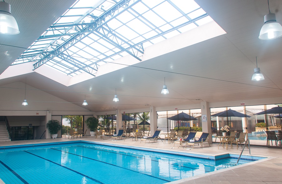 Uma das piscinas do resort coberta e aquecida com cadeiras abertas em volta Infinity Blue
