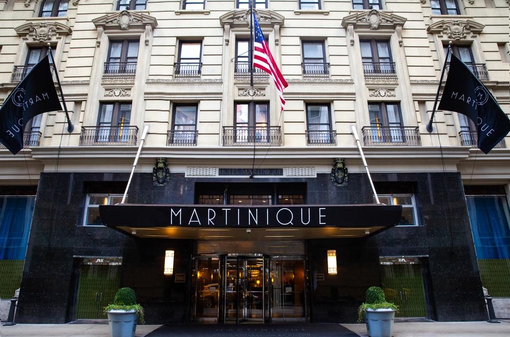 A fachada do hotel em Nova York com bandeiras