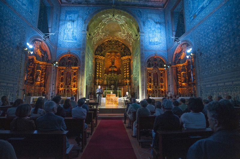 Basilica Real de Nossa Senhora de Castro Verde, com pessoas assistindo a missa um roteiro de fé pelo Alentejo