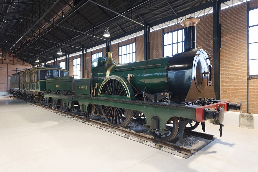 Museu Nacional Ferroviario com um trem verde para as pessoas que visitam conhecer Centro de Portugal; Portugal